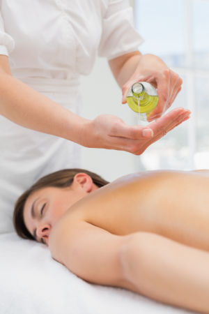 Wohltuende Massage mit Aloe Vera Öl