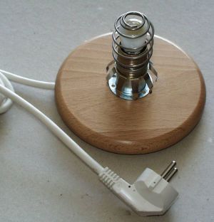 Geschirmter Lampensockel zum Nachrüsten von zB. Salzkristall-Leuchten oder selbst designte Lampenschirme. E14 Fassung, 15 Watt.