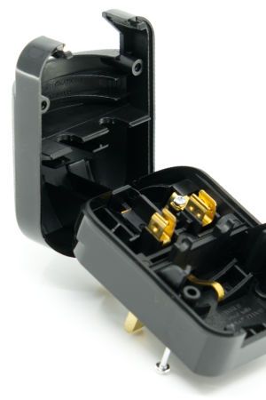 Adapter SCP3 Euro Schuko Stecker EF auf Typ G Stecker (UK), geerdet. 13 Ampere abgesichert. Schwarz.