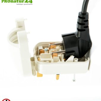 Adapter SCP3 Euro Schuko Stecker EF auf Typ G Stecker (UK) mit Erdung | 13 Ampere abgesichert | 2 Farben (schwarz + weiss)